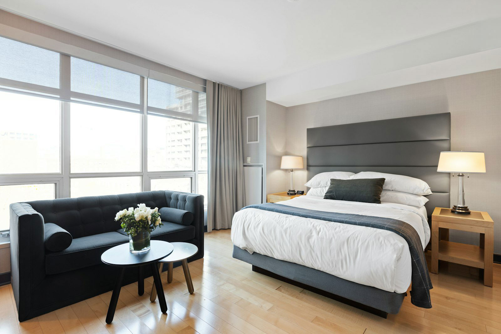 Helles, modernes Hotelzimmer